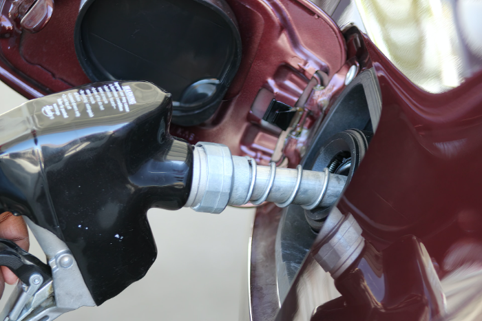 Coche rojo repostando gasolina