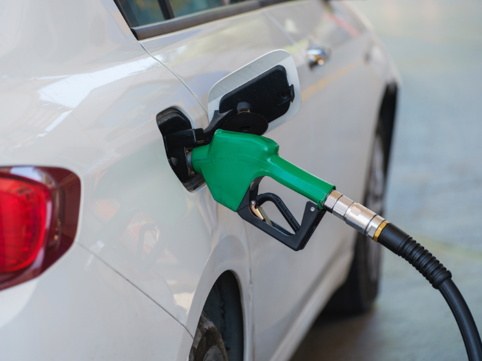 Coche blanco repostando gasolina